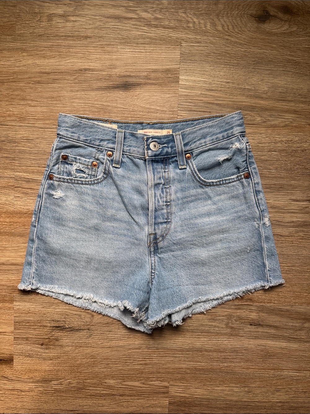 Levi’s Ribcage Jean Shorts